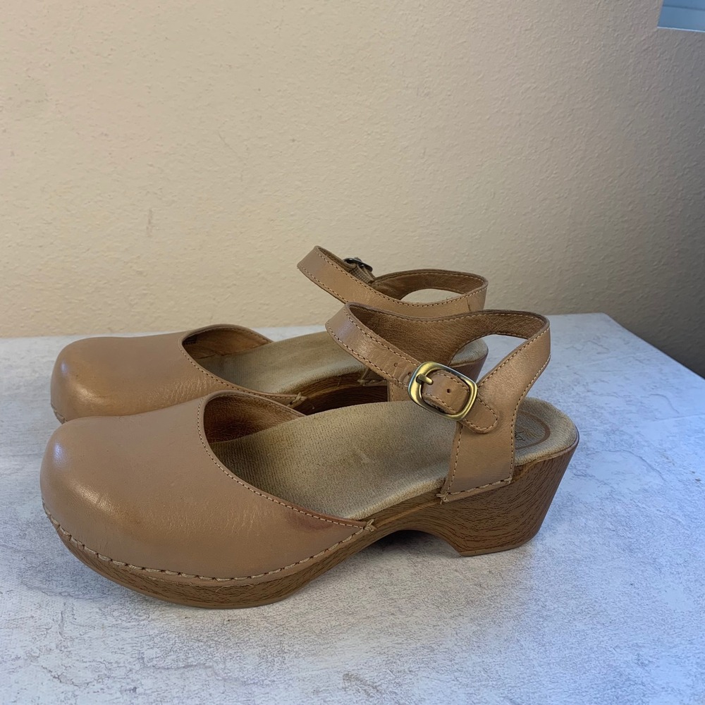 Dansko 38 Clog Wedge Tan Leather Ankle Strap Round Toe Wood Grain Heel